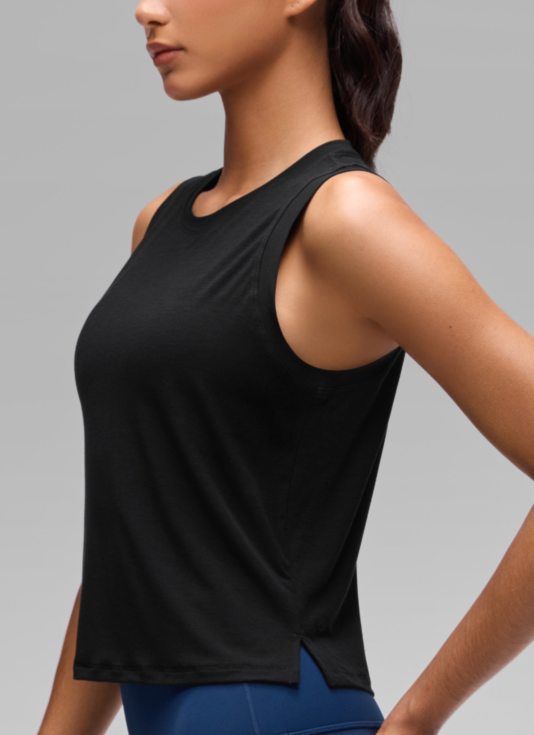 CRZ YOGA Women's Quick Dry Crop Racerback Sleevesless Tank Tops Black @model_info:A