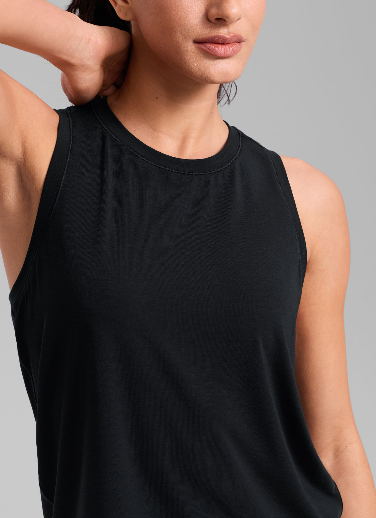 CRZ YOGA Women's Quick Dry Workout Crew Neck Racerback Hip Length Tank Black @model_info:Larissa