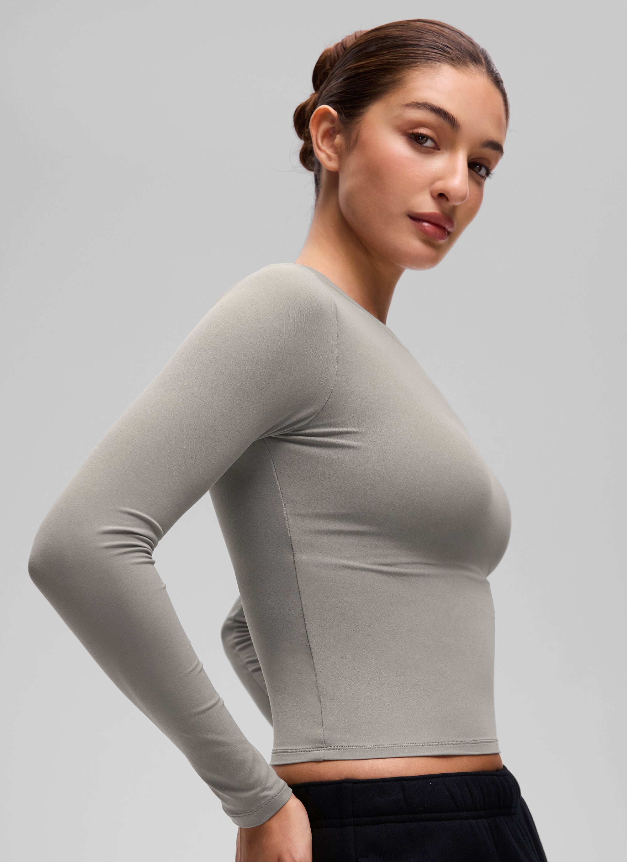 CRZ YOGA Women's Crew Neck Tight Fit Long Sleeve Shirts Casual Tee Rocky Grey @model_info:Inga